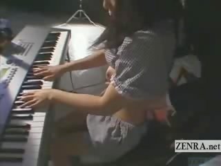 字幕付きの lithe 掩撃 keyboardist 奇妙な おもちゃ 遊ぶ