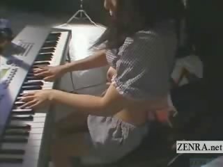 Subtitled lithe jap keyboardist bisarr leketøy spille