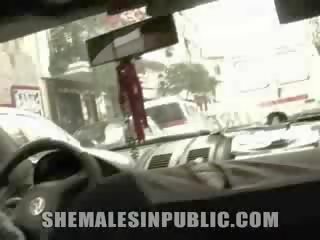 Taxi blir showered i tgirl goo