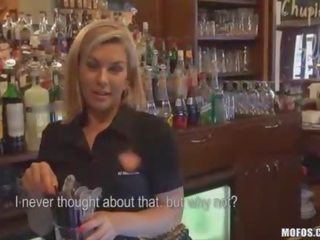Bartender imeb võll taga counter