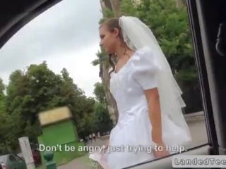 Rejected pengantin perempuan mengisap penis di mobil di masyarakat