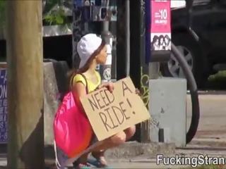 Autostopista adolescente london smith follada y jizzed en público