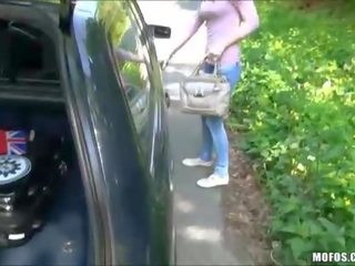 Чешки slattern красавица прецака при на roadside