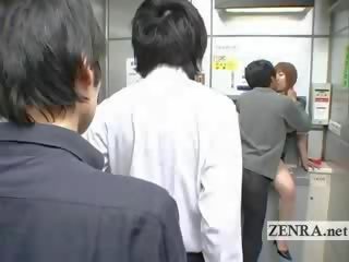 Bizarro japonesa enviar oficina ofertas pechugona oral adulto película cajero automático