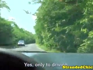 Hitchhiking diva baise sher lassie en voiture