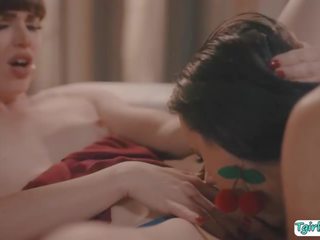 Busty nữ thần fucked lược qua smalltits ts swain