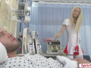 Loira transsexual enfermeira jenna gargles slurps e fode pacientes pila